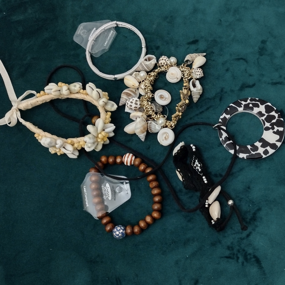 Elegant Shell and Bead Jewelry Set 5 Assorted Bracelets And White/Black Pendant